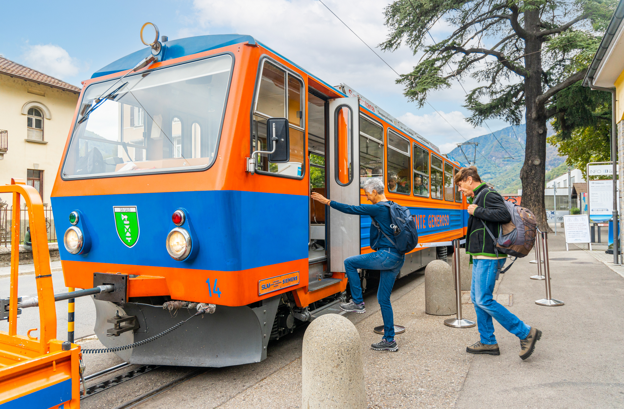 Two people boarding the train in Capolago